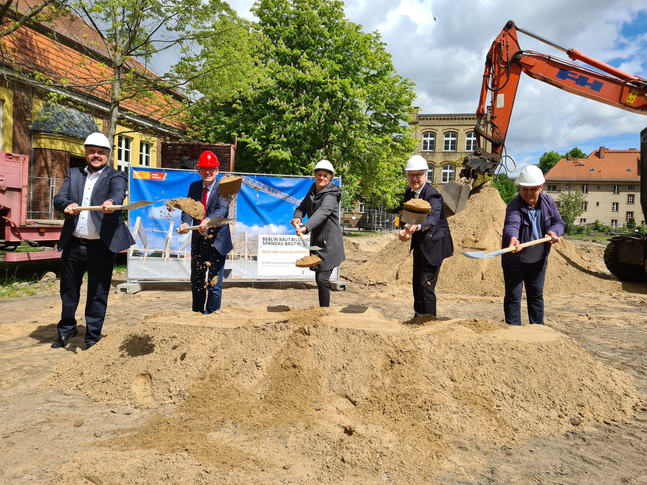 Baustart an der Christoph-Földerich-Grundschule: Symbolischer Spatenstich für die neue Sporthalle